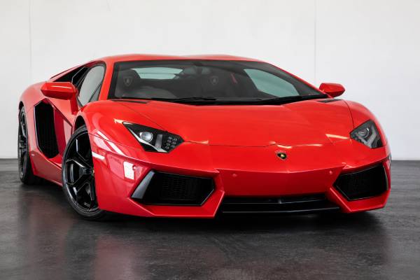 Lamborghini Aventador LP 700-4 specs: LB834, 6.5L V12, 700 hp, AWD, ISR gearbox, 2.9s 0-100 km/h and 350 km/h top speed.