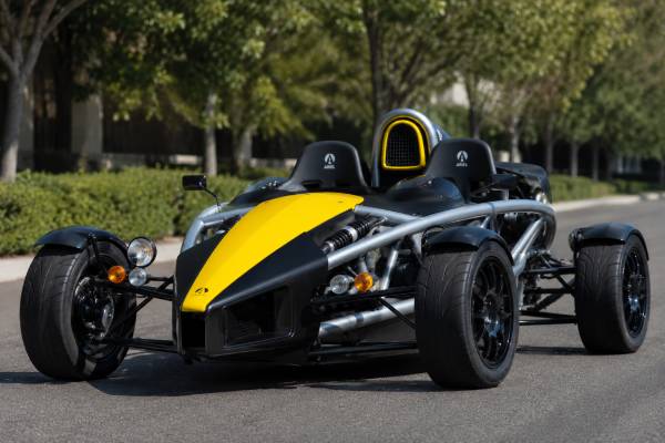 Ariel Atom 2 LSJ Base specs: supercharged 2.0L GM Ecotec, 205 hp, 271 Nm, 5-speed manual, limited-slip differential, and 612 kg curb weight.