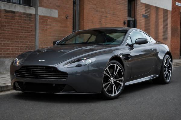 Aston Martin V12 Vantage specs: 5.9L naturally aspirated V12, 510 hp, 570 Nm, six-speed manual, 4.2-sec 0–100 km/h, and 190 mph top speed.
