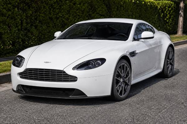 Aston Martin V8 Vantage S specs: 4.7L naturally aspirated V8, 430 hp, 490 Nm, seven-speed Sportshift II, 4.5-sec 0–60 mph, and 189 mph top speed.