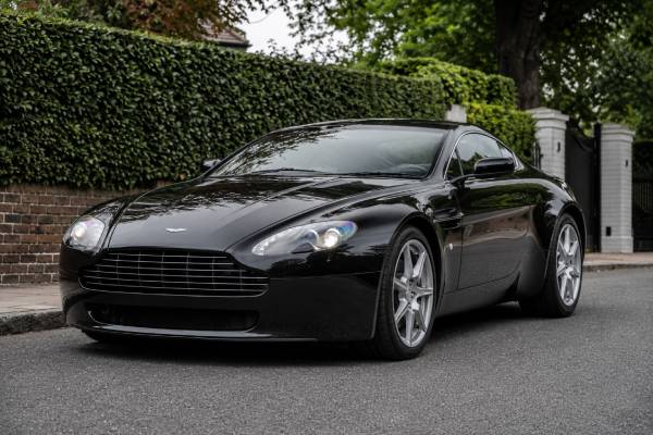 Aston Martin V8 Vantage specs: 4.7L naturally aspirated V8, 420 hp, 470 Nm, six-speed manual, 4.8-sec 0–100 km/h, and 180 mph top speed.