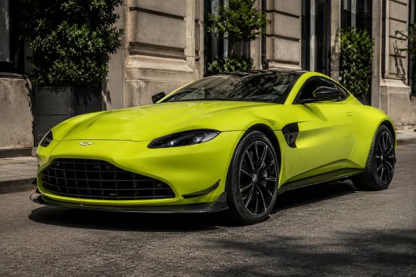 Aston Martin Vantage specs: 4.0L twin-turbo V8, 503 hp, 685 Nm, eight-speed ZF automatic, 3.6-sec 0–62 mph, and 195 mph top speed.