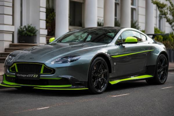 Aston Martin Vantage GT8 specs: 4.7L naturally aspirated V8, 440 hp, 490 Nm, six-speed manual or Sportshift II, 4.4-sec 0–60 mph, and 190 mph top speed.