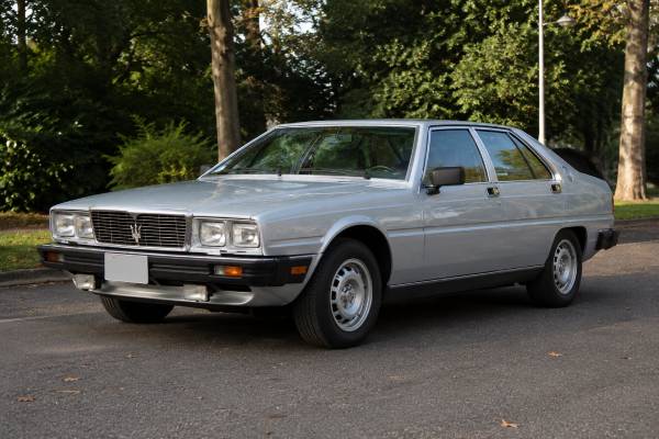 Maserati Quattroporte 4900 specs cover its 280 hp 4.9L V8, manual and TorqueFlite options, Giugiaro design, service needs, and buying advice.