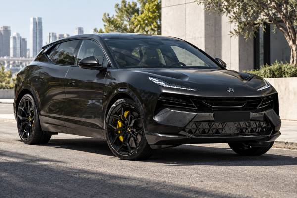 Lotus Eletre 900 SPORT CARBON Type 132 specs: 112 kWh battery, 905 hp, 350 kW DC charging, 265 km/h top speed, 985 Nm torque, AWD, and 2.95-sec 0–100 km/h.