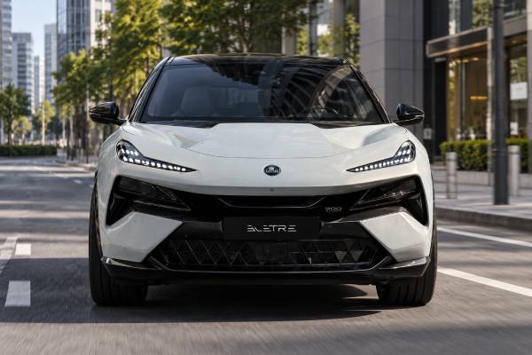 Lotus Eletre 900 SPORT Type 132 specs: 905 hp, 112 kWh battery, AWD, 2.95-sec 0–100 km/h, 985 Nm torque, 350 kW DC charging, and 265 km/h top speed.