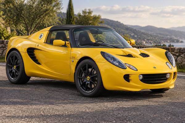 Lotus Elise 111R Type 111 specs: 1.8L naturally aspirated inline-four, 189 hp, 181 Nm torque, 5.2-sec 0–100 km/h, 4.9-sec 0–60 mph, and 241 km/h top speed.