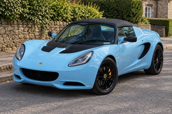 Lotus Elise Club Racer Type 111 specs: 1.6L engine, 134 hp, 160 Nm torque, RWD, 6.5-sec 0–100 km/h, and 204 km/h top speed.