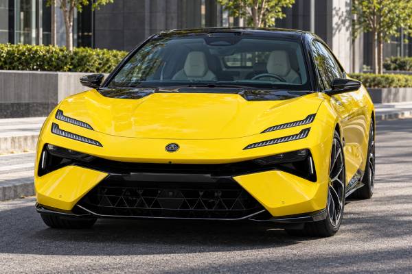 Lotus Emeya 600 GT SE Type 133 specs: 102 kWh battery, 603 hp, 4.2-sec 0–100 km/h, and 250 km/h top speed.