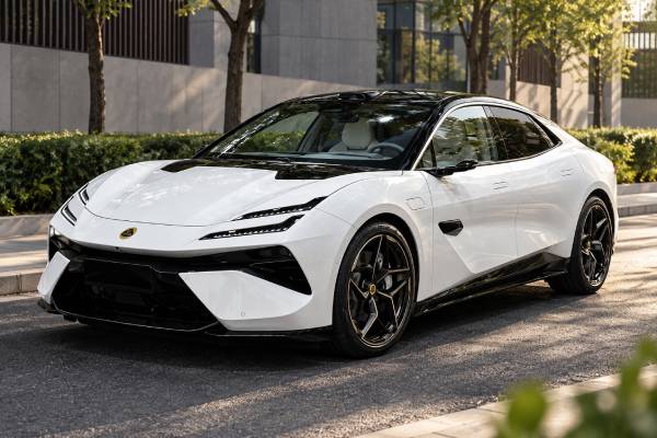 Lotus Emeya R+ Platinum Edition Type 133 specs: 905 hp, 102 kWh battery, dual-motor AWD, 2.78-sec 0–100 km/h, 985 Nm torque, and 256 km/h top speed.