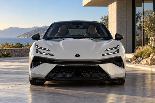 Lotus Emeya R Type 133 specs: 905 hp, 985 Nm torque, 102 kWh battery, dual-motor AWD, 2.78-sec 0–100 km/h, and 256 km/h top speed.