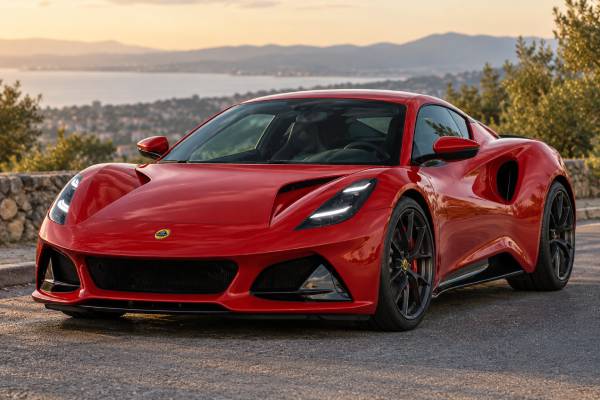 Lotus Emira Turbo SE Type 131 specs: 400 hp, 480 Nm torque, 2.0L engine, RWD, and 291 km/h top speed.
