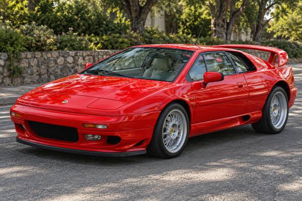 Lotus Esprit S4s Type 82 specs: 285 hp, 393 Nm torque, 2.2L turbocharged inline-four, 4.6-sec 0–60 mph, 270 km/h top speed, 5-speed manual, and RWD.