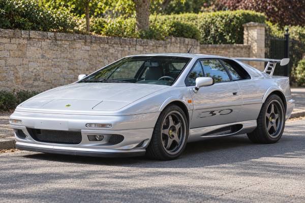 Lotus Esprit Sport 350 Type 82 specs: 3.5L turbocharged V8, 350 hp, 400 Nm torque, 5-speed manual, and 4.7-sec 0–60 mph.
