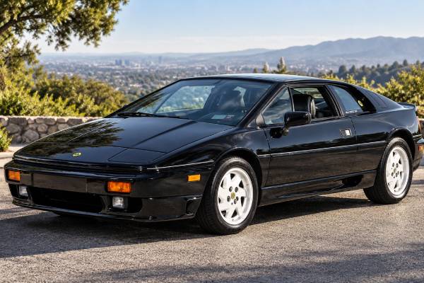 Lotus Esprit Turbo SE Type 82 specs: 2.2L inline-four, 264 hp, 354 Nm torque, 5-speed manual, RWD, 5.0-sec 0–100 km/h, 4.7-sec 0–60 mph, and 265 km/h top speed.