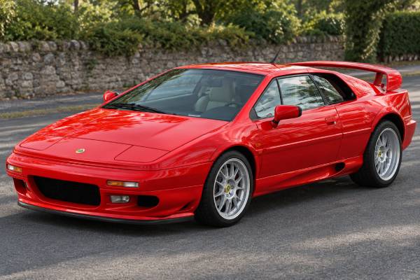 Lotus Esprit V8 Type 82 specs: 350 hp, 400 Nm torque, 3.5L V8, 4.8-sec 0–60 mph, 280 km/h top speed, 5-speed manual, RWD, and 4.9-sec 0–100 km/h.