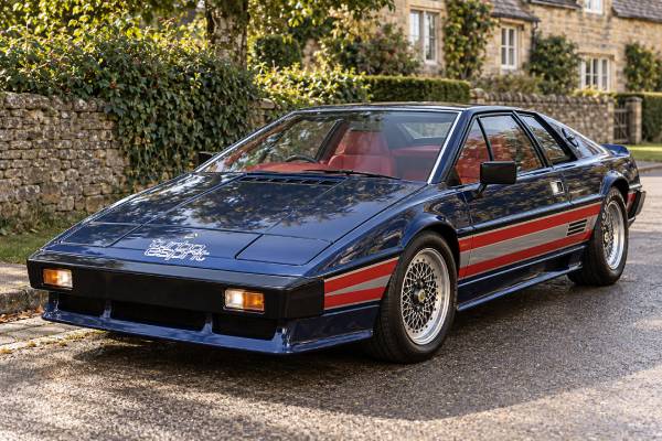 Lotus Essex Turbo Esprit Type 82 specs: 2.2L turbocharged inline-four, 210 hp, 271 Nm torque, 5.6-sec 0–60 mph, and 245 km/h top speed.