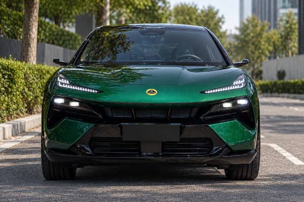 Lotus For Me SE Type 132 specs: 2.0L PHEV, 952 hp, 3.3-sec 0–100 km/h, 230 km/h top speed, 935 Nm torque, AWD, and 70 kWh battery.