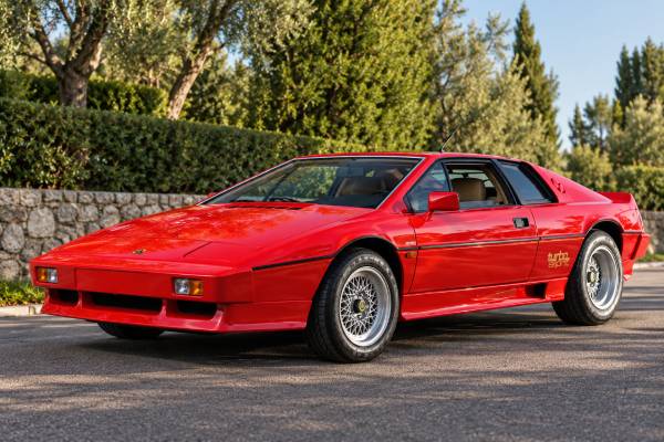 Lotus Turbo Esprit Type 82 specs: 2.2L inline-four, 210 hp, 5.6-sec 0–60 mph, 241 km/h top speed, 271 Nm torque, 5-speed manual, and RWD.
