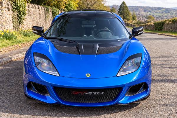 Lotus Evora GT410 Sport Type 122 specs: 3.5L supercharged V6, 410 hp, 420 Nm torque, RWD, 4.2-sec 0–100 km/h, 4.0-sec 0–60 mph, and 305 km/h top speed.