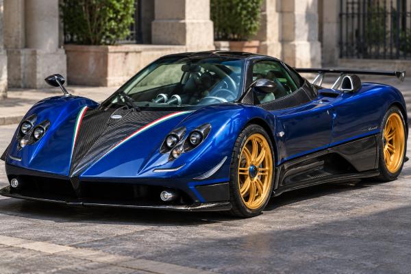 Pagani Zonda Tricolore specs: 670 hp 7.3L V12, 780 Nm, 6-speed sequential gearbox, 1,210 kg dry weight, 3.4-sec 0–100 km/h, and 750 kg downforce at 300 km/h.